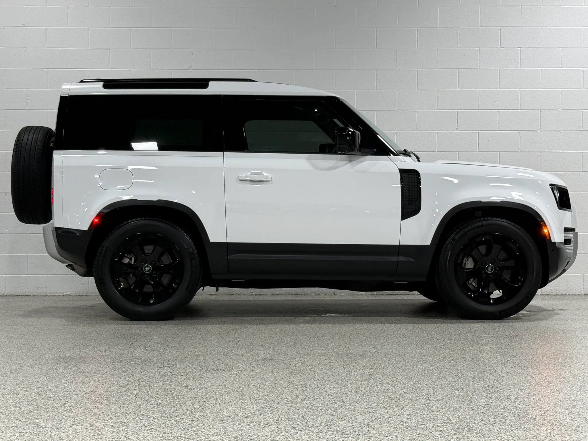 Used 2023 Land Rover Defender 90 SE AWD/4WD image 5