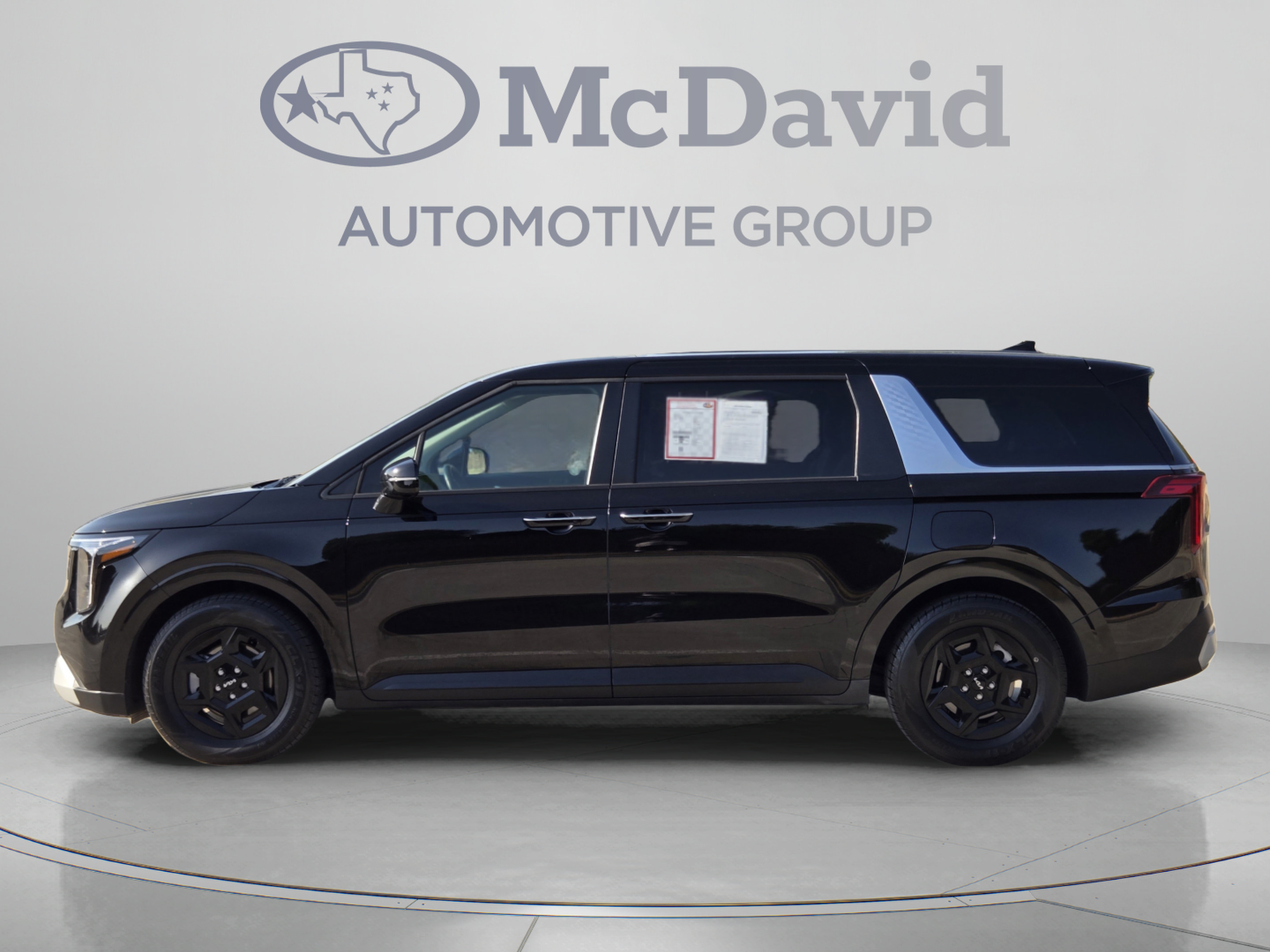 Used 2025 Kia Carnival FWD image 2