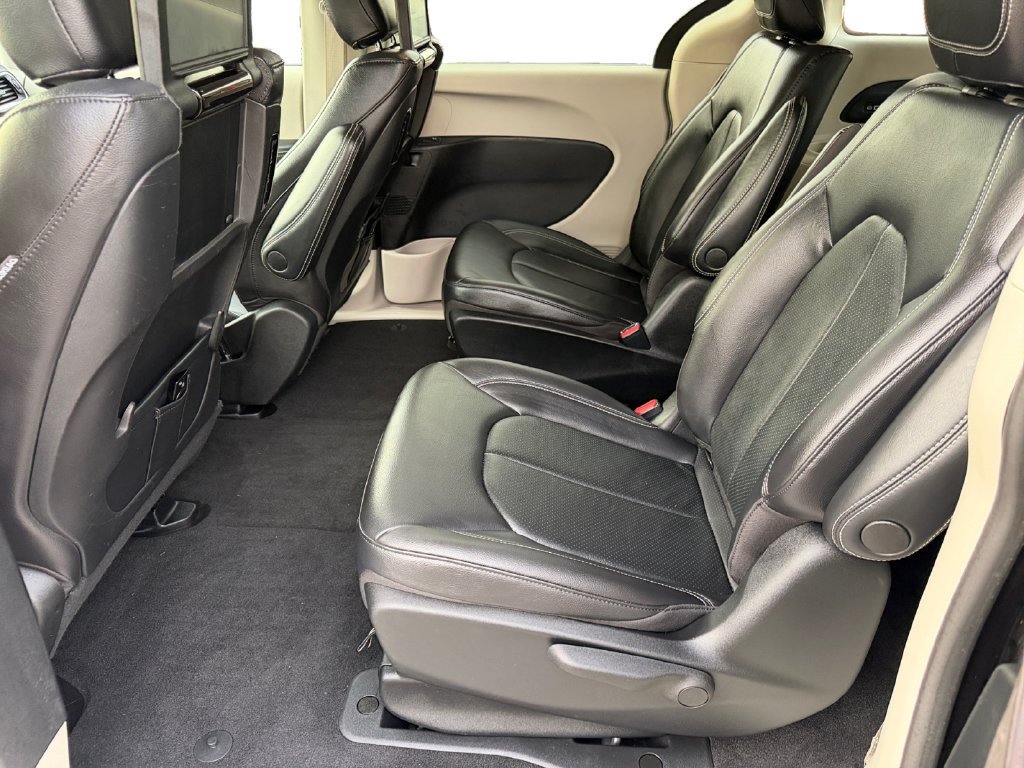 Used 2022 Chrysler Pacifica Touring-L w/ Uconnect Theater Family Group FWD image 12
