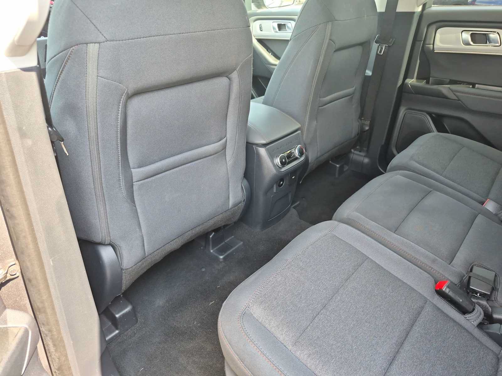 Used 2025 Ford Explorer Active AWD/4WD image 18