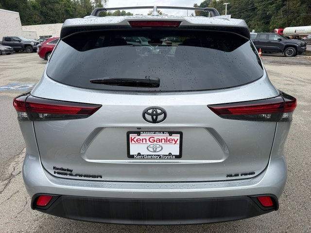 Used 2024 Toyota Highlander XLE AWD/4WD image 5