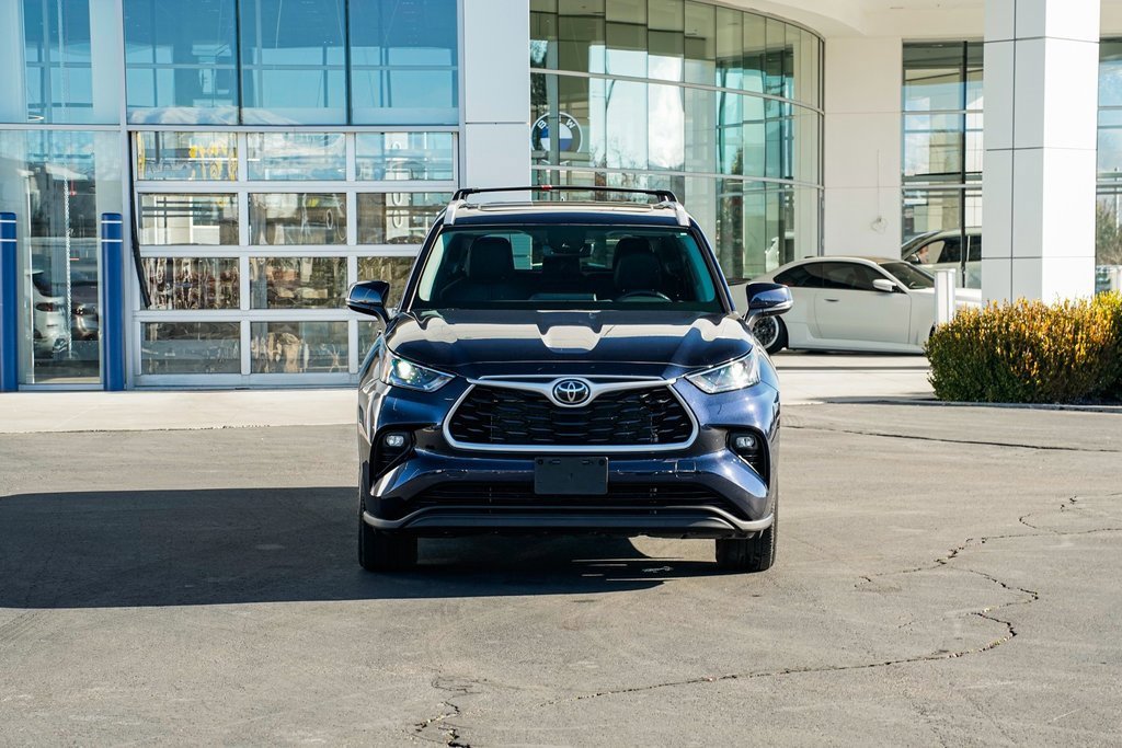 Used 2022 Toyota Highlander XLE image 2