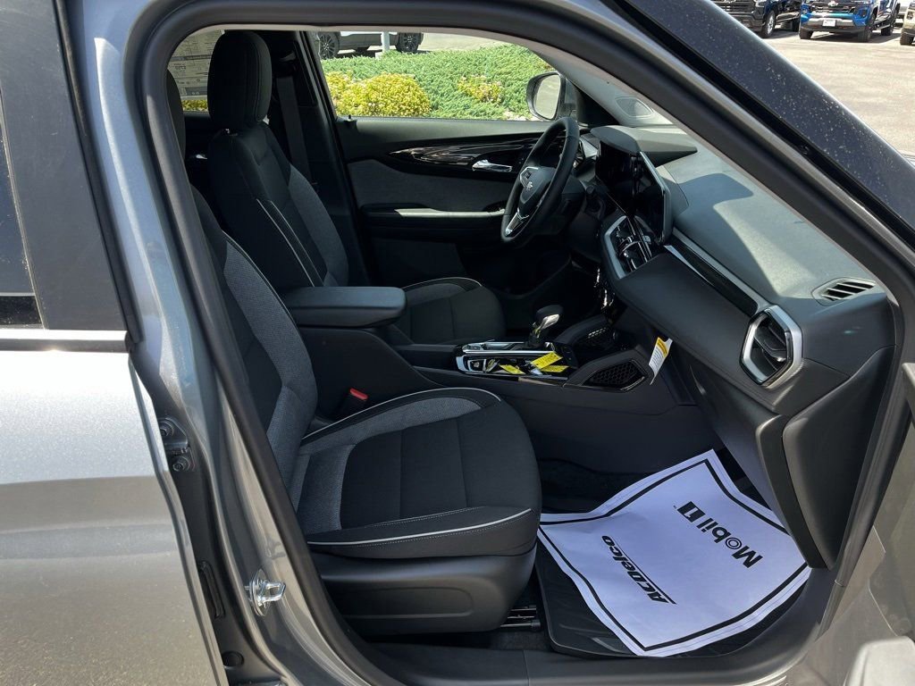 New 2025 Chevrolet TrailBlazer LT w/ LT Cold Weather Package FWD image 34