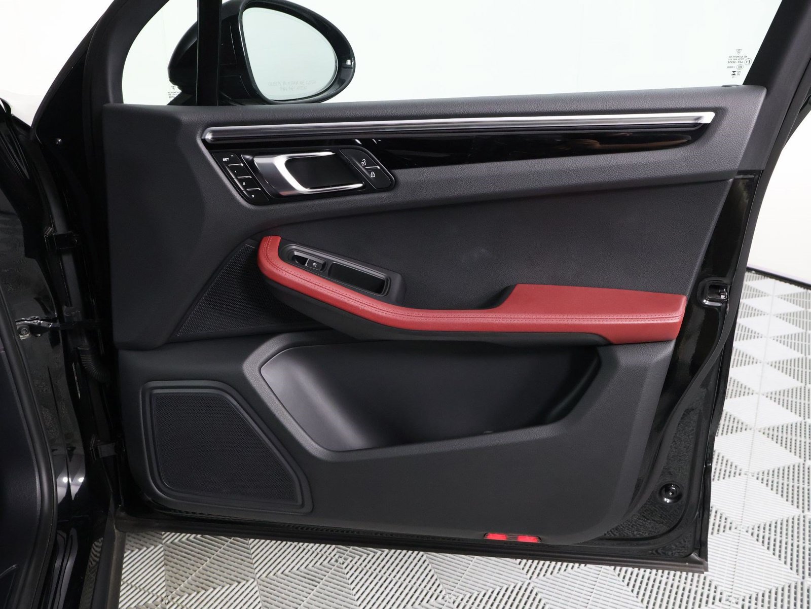 Certified 2023 Porsche Macan AWD/4WD image 23