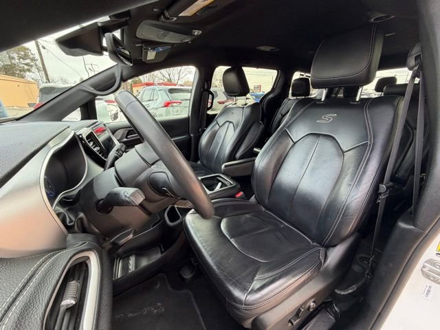 Used 2022 Chrysler Pacifica Touring-L w/ S Appearance Package FWD image 10