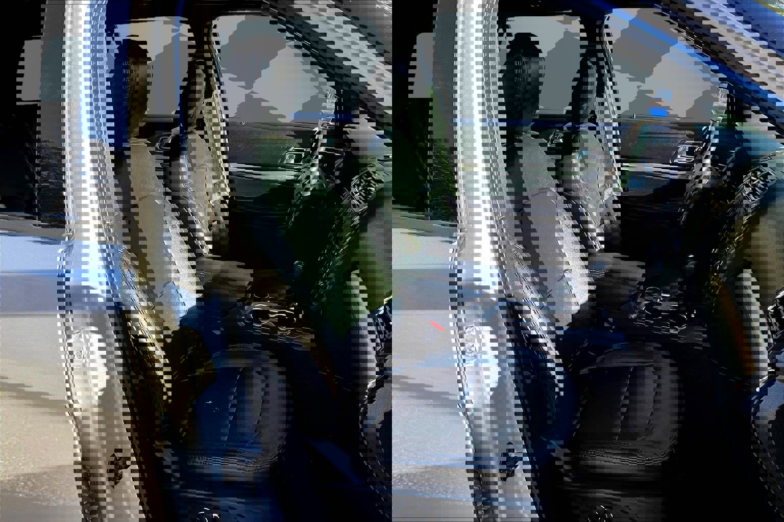 Used 2018 Ford Explorer XLT w/ Equipment Group 202A image 6