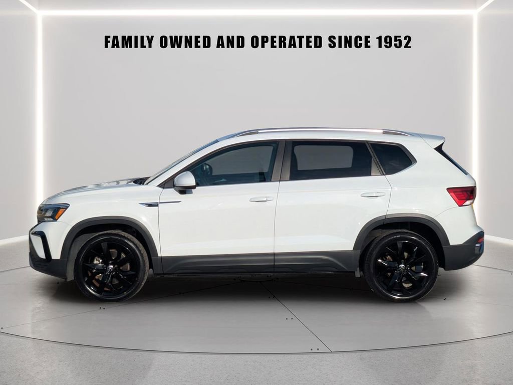 Certified 2023 Volkswagen Taos SE w/ Black Wheel Package FWD image 3
