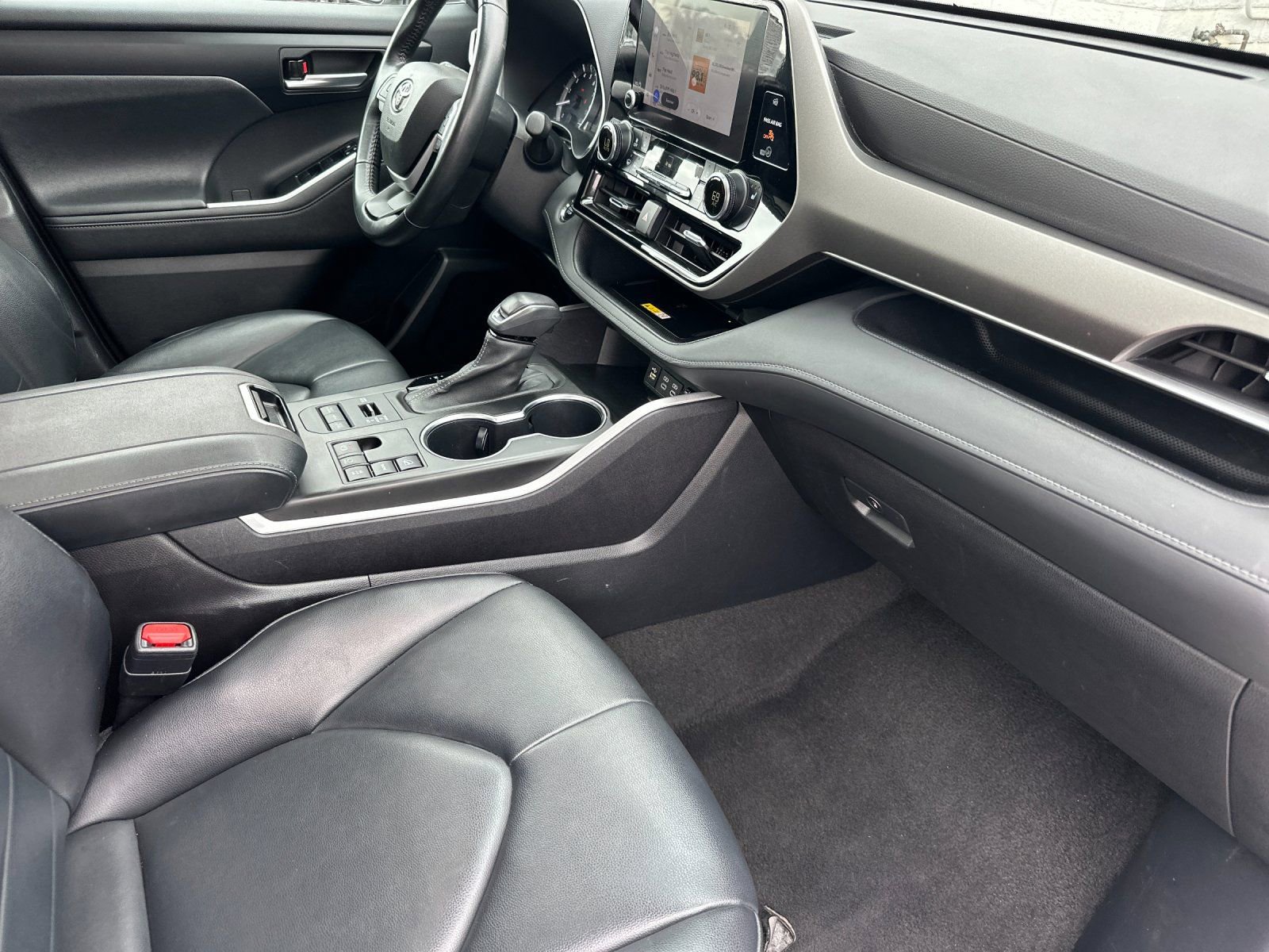 Used 2023 Toyota Highlander XLE image 19