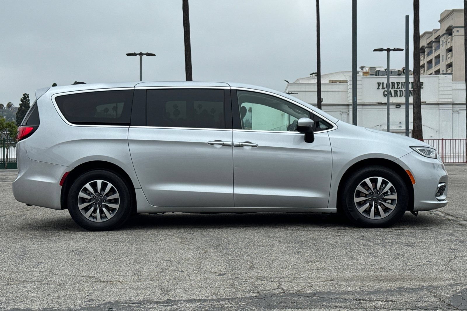 Used 2023 Chrysler Pacifica Touring-L FWD image 3