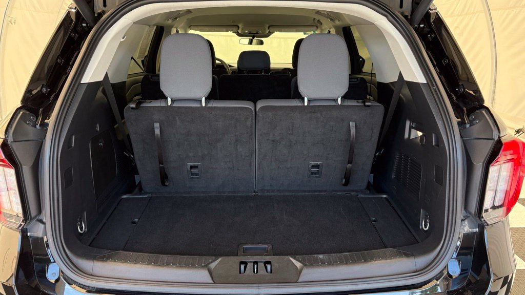 Used 2025 Ford Explorer Active AWD/4WD image 4