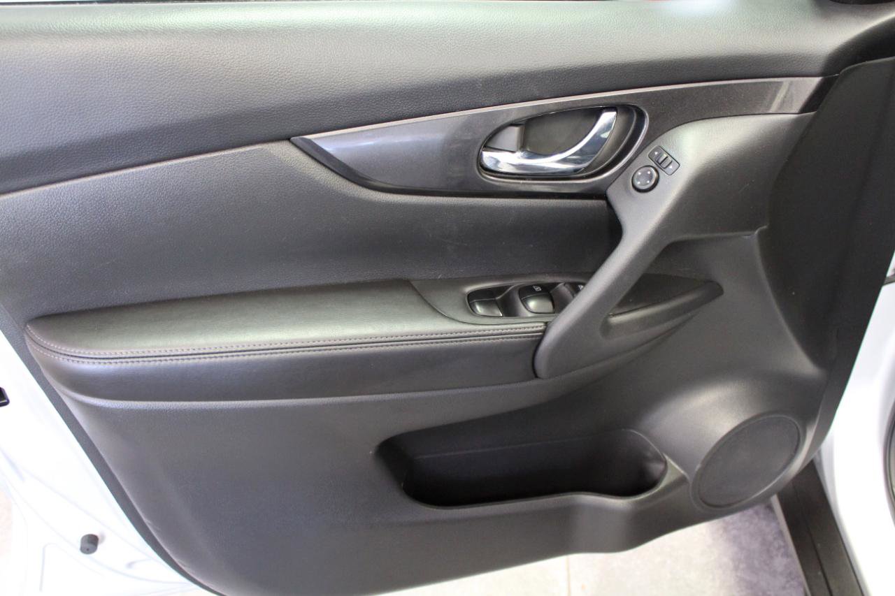 Used 2018 Nissan Rogue SV image 18