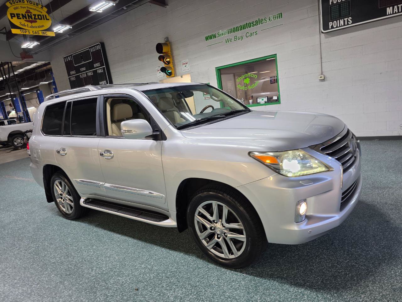 Used 2013 Lexus LX 570 4WD w/ Luxury Pkg w/Pre-crash image 4