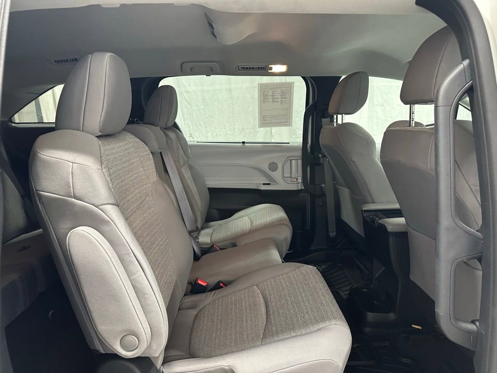 Used 2025 Toyota Sienna LE FWD image 54