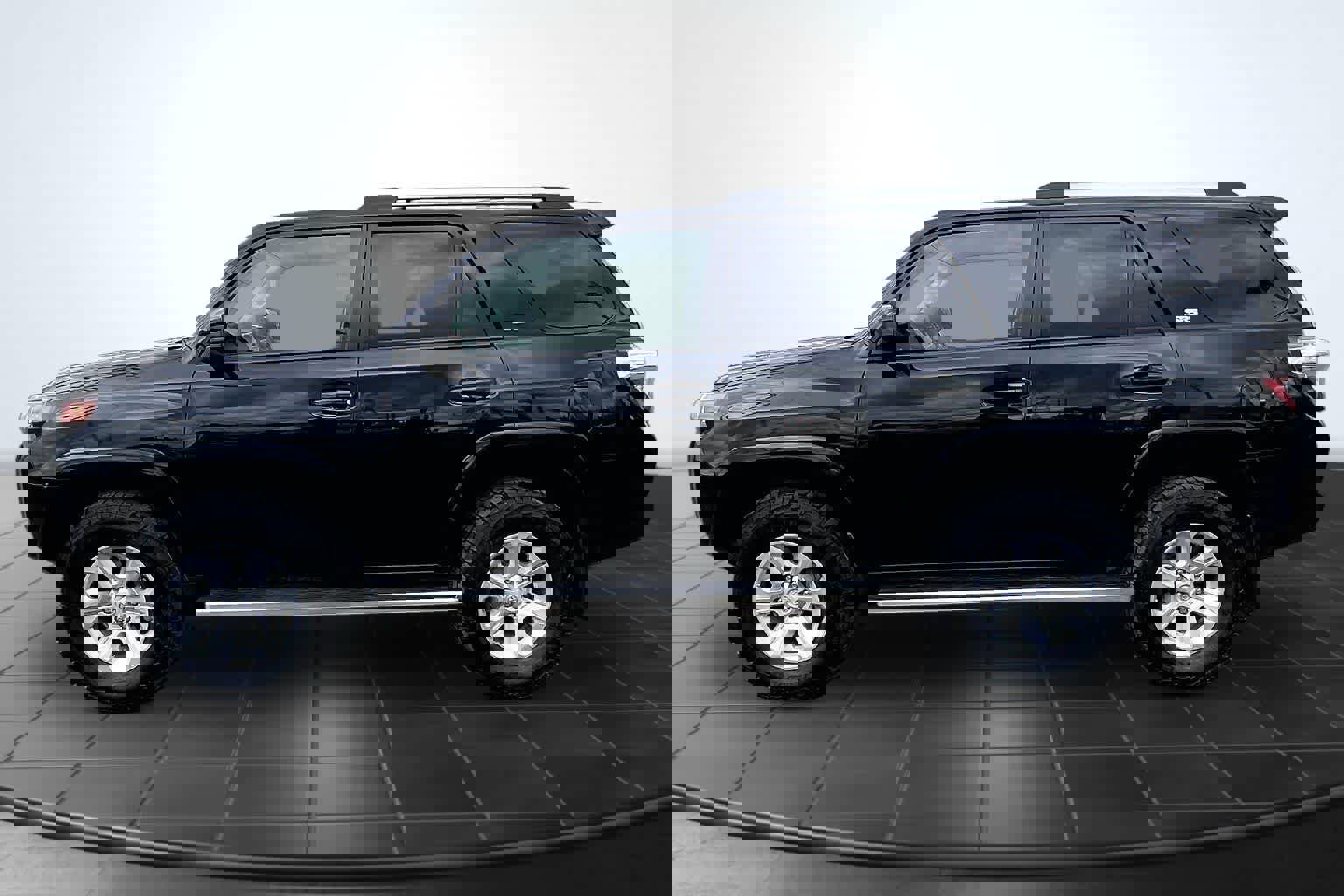 Used 2020 Toyota 4Runner SR5 image 3