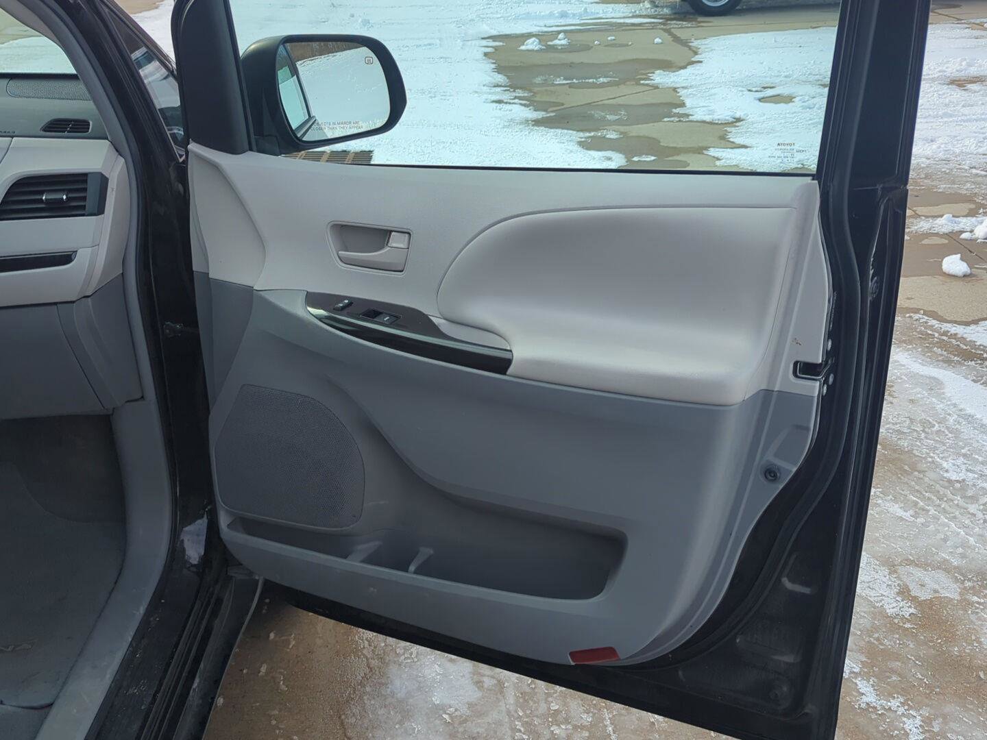 Used 2011 Toyota Sienna LE image 19