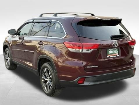 Used 2019 Toyota Highlander LE AWD/4WD image 9
