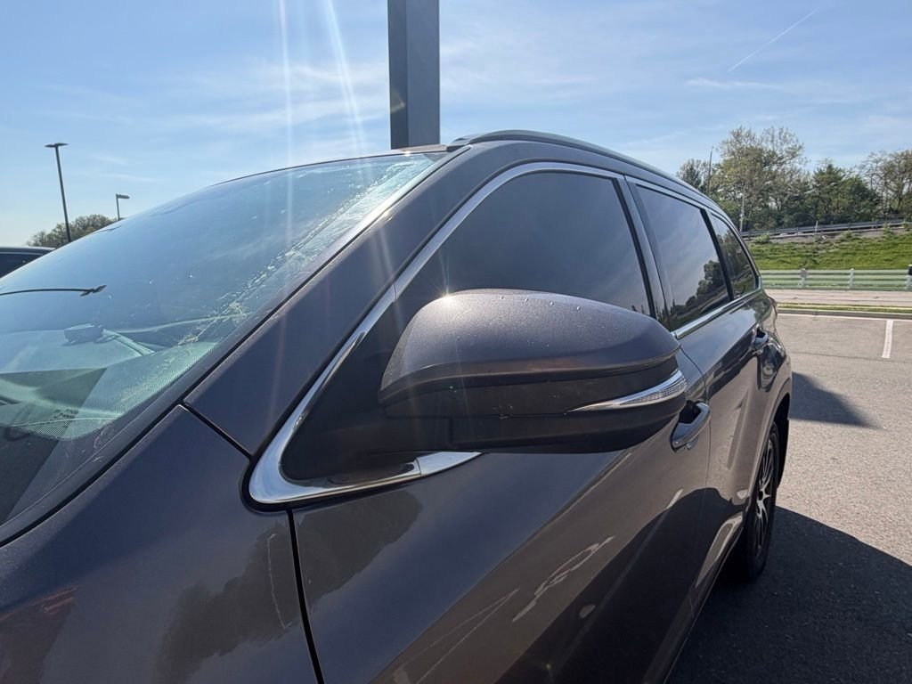 Used 2017 Toyota Highlander SE image 24