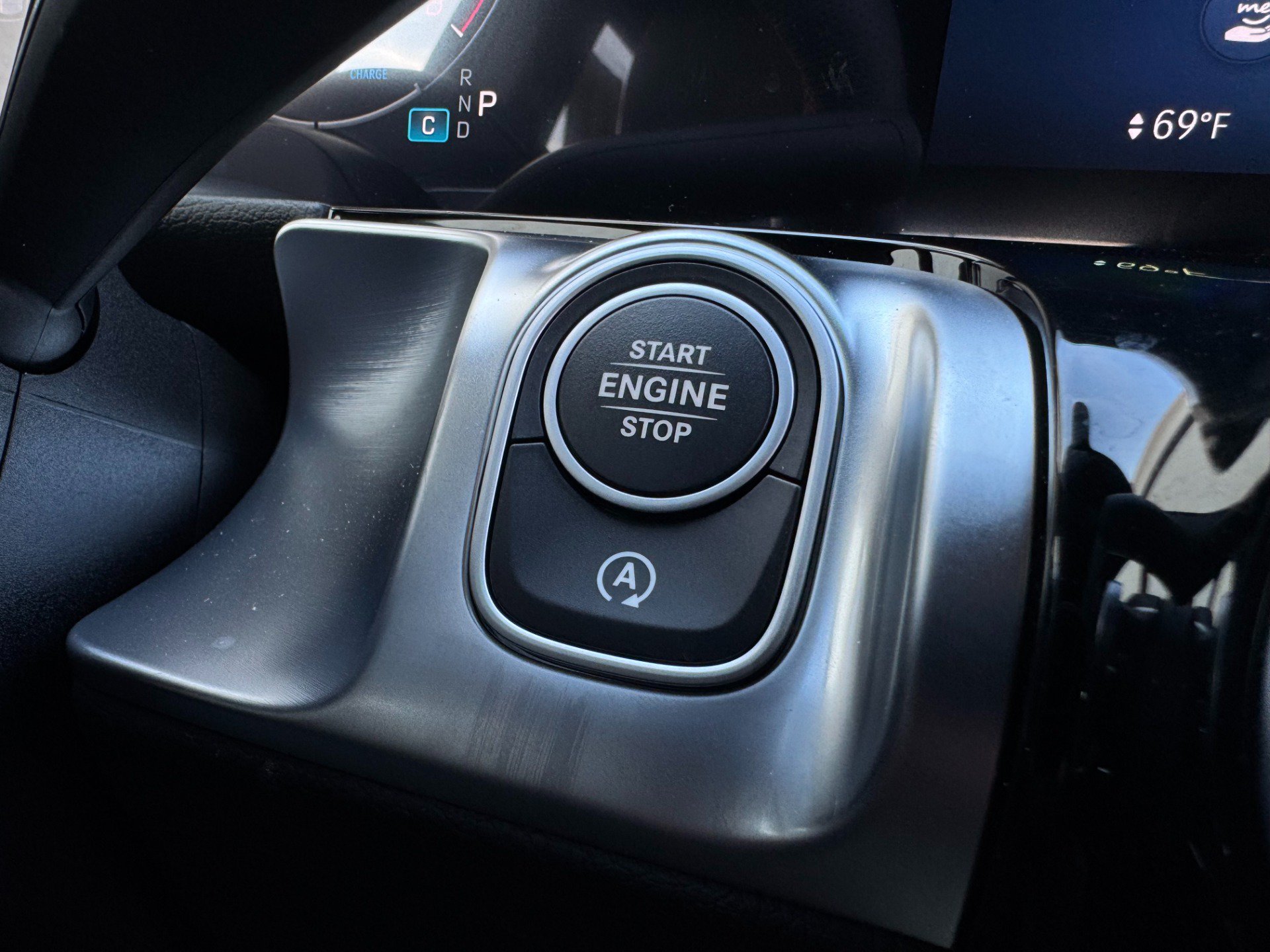 Used 2025 Mercedes-Benz GLB 250 w/ AMG Night Package image 29