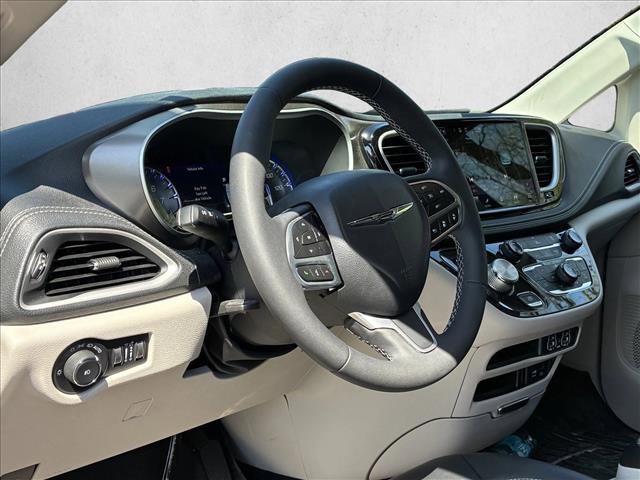 Used 2022 Chrysler Pacifica Touring-L AWD/4WD image 12