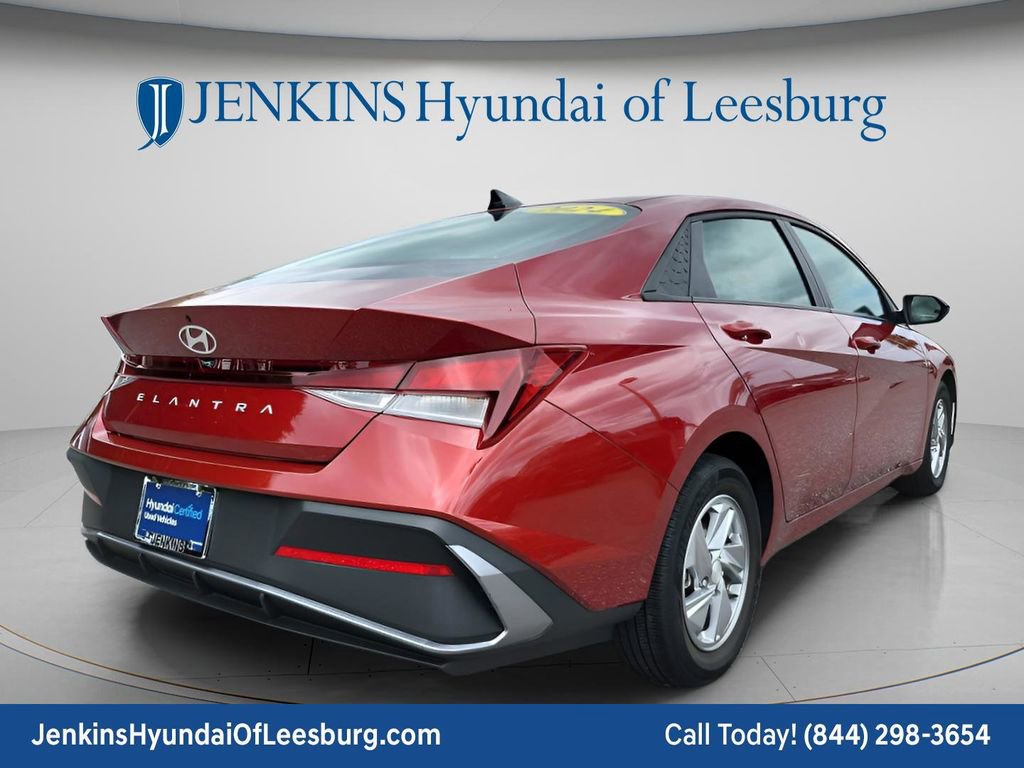 Certified 2024 Hyundai Elantra SE FWD image 4
