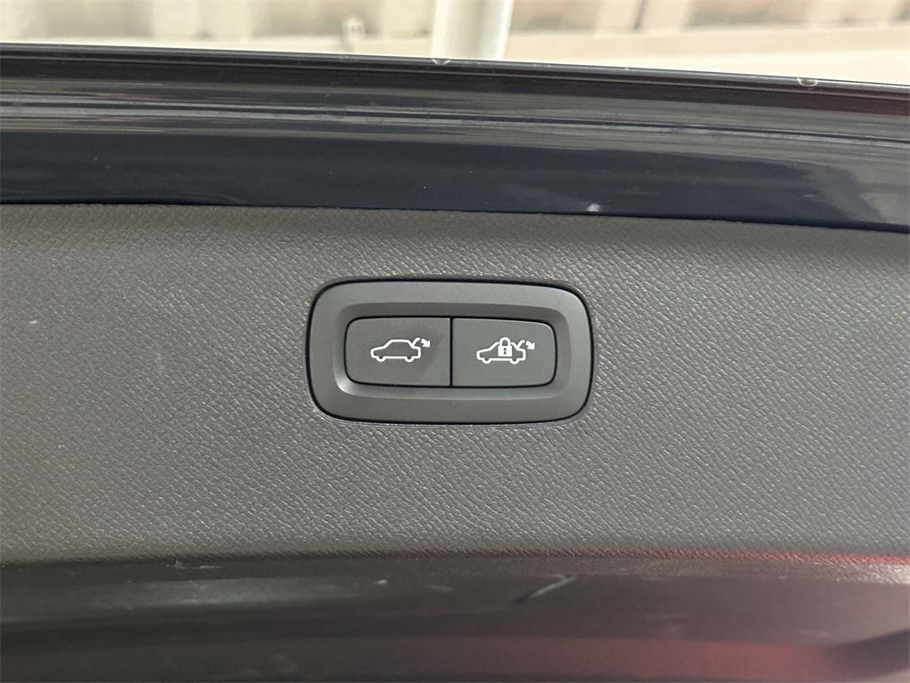 Used 2024 Volvo XC90 B6 Plus image 15