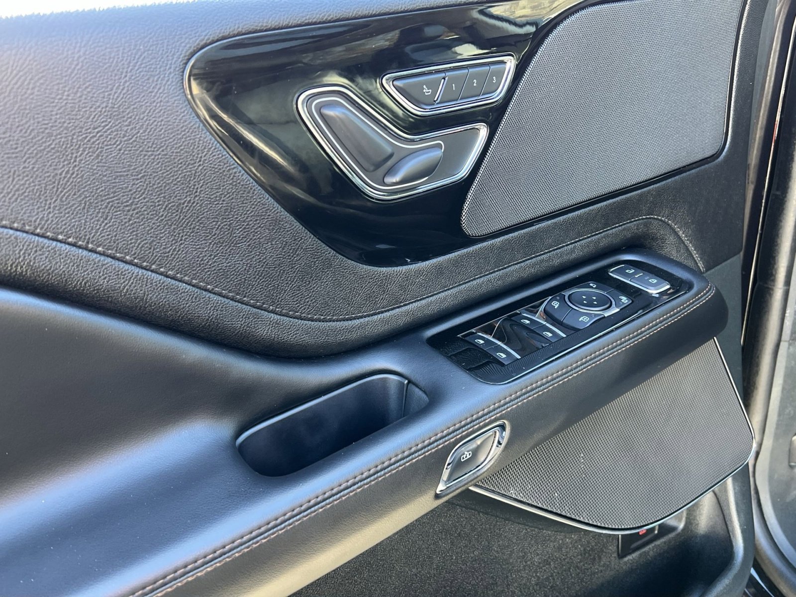 Used 2024 Lincoln Aviator Premiere w/ Premium Package image 14