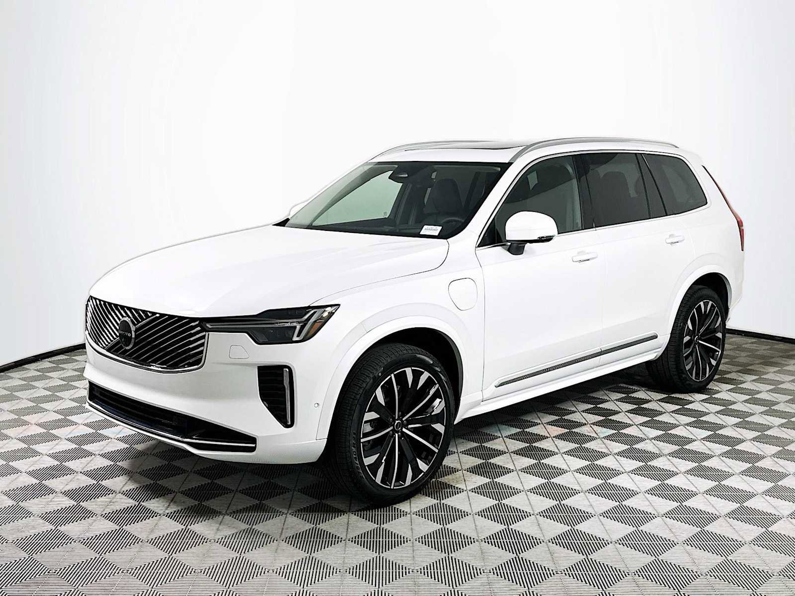 New 2025 Volvo XC90 T8 Plus w/ Protection Package Premier image 3