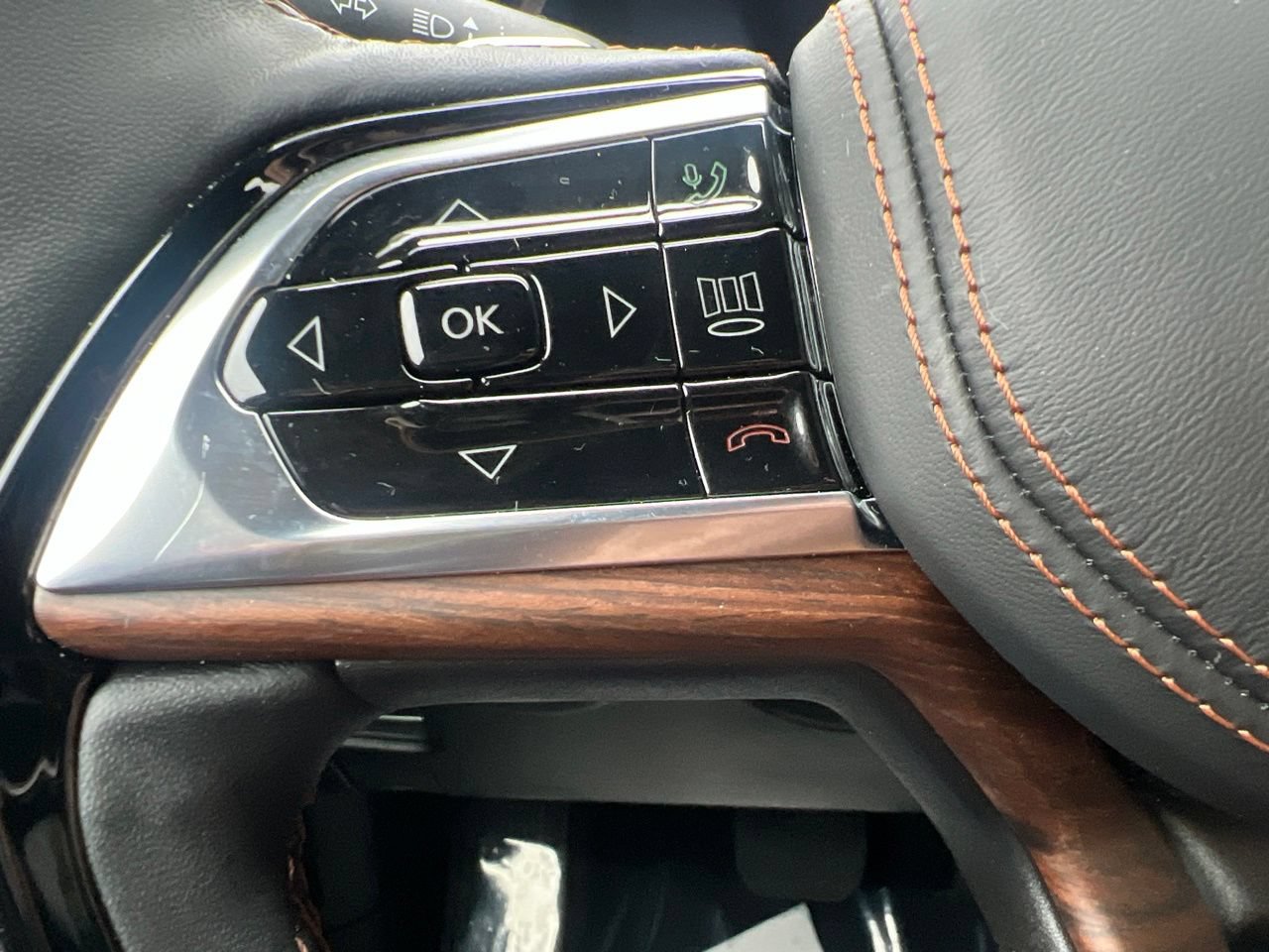 Used 2025 Jeep Grand Cherokee Summit AWD/4WD image 35