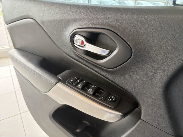 Used 2019 Jeep Cherokee Latitude Plus image 21