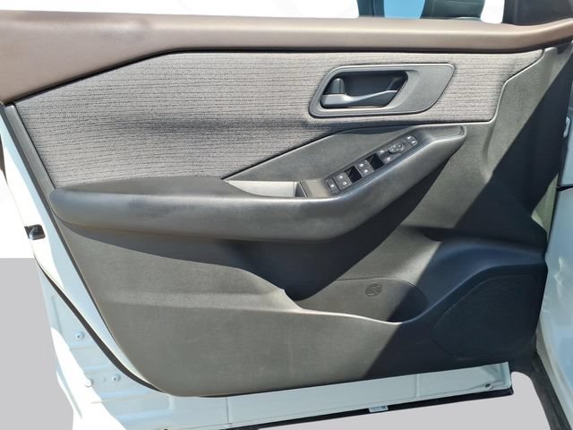 Used 2023 Nissan Rogue S AWD/4WD image 10