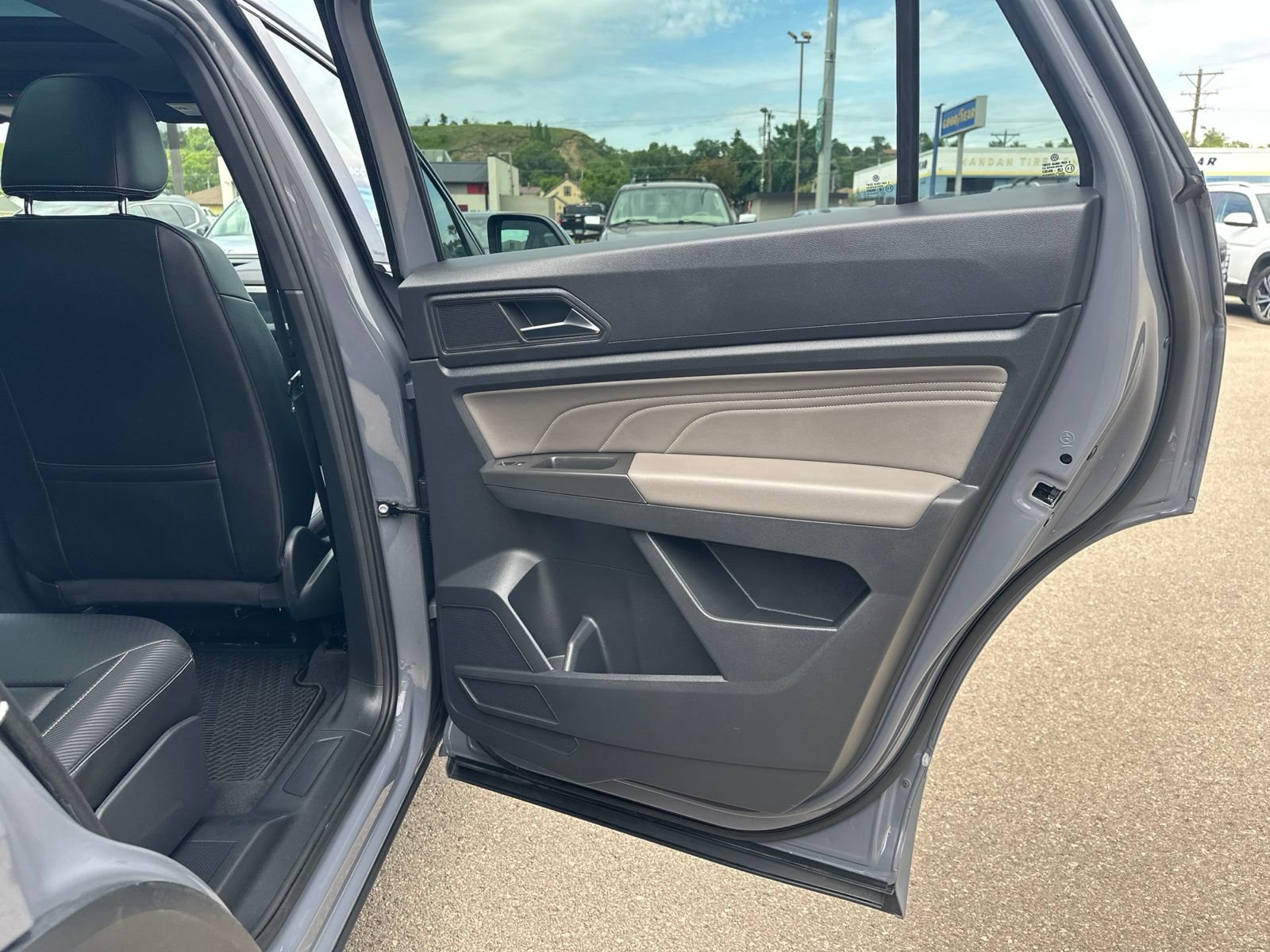 Certified 2022 Volkswagen Atlas Cross Sport SEL R-Line AWD/4WD image 39