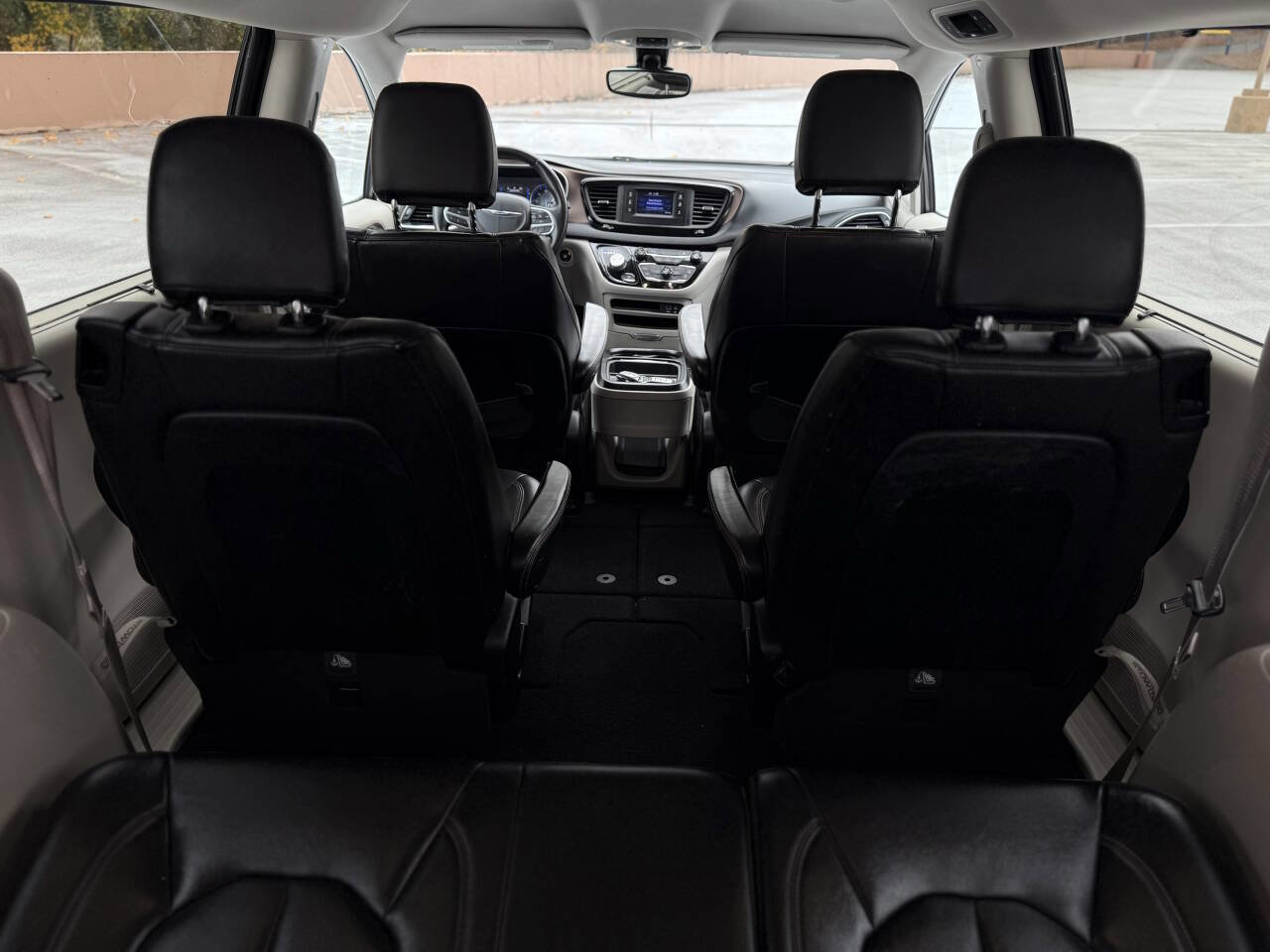 Used 2017 Chrysler Pacifica Touring-L image 27