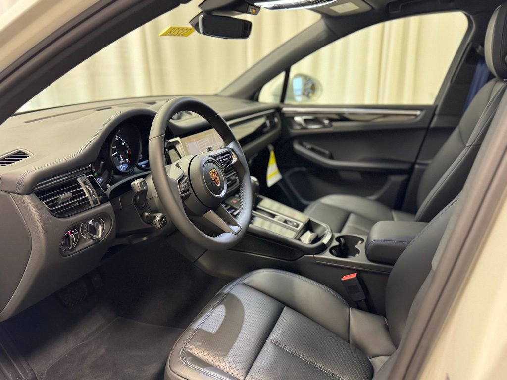 Certified 2026 Porsche Macan AWD/4WD image 4