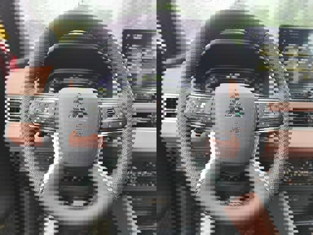 New 2025 Mitsubishi Outlander SEL image 26