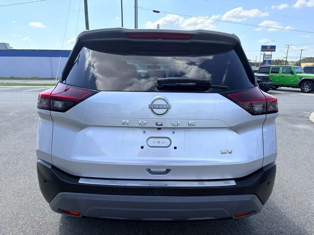 Used 2022 Nissan Rogue SV FWD image 2