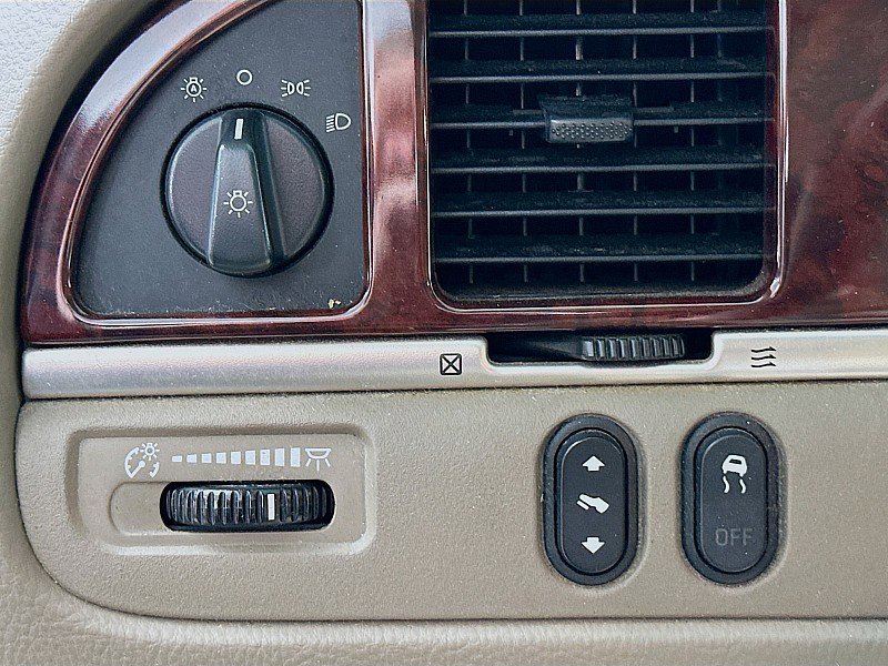 Used 2004 Lincoln Town Car Signature RWD image 10