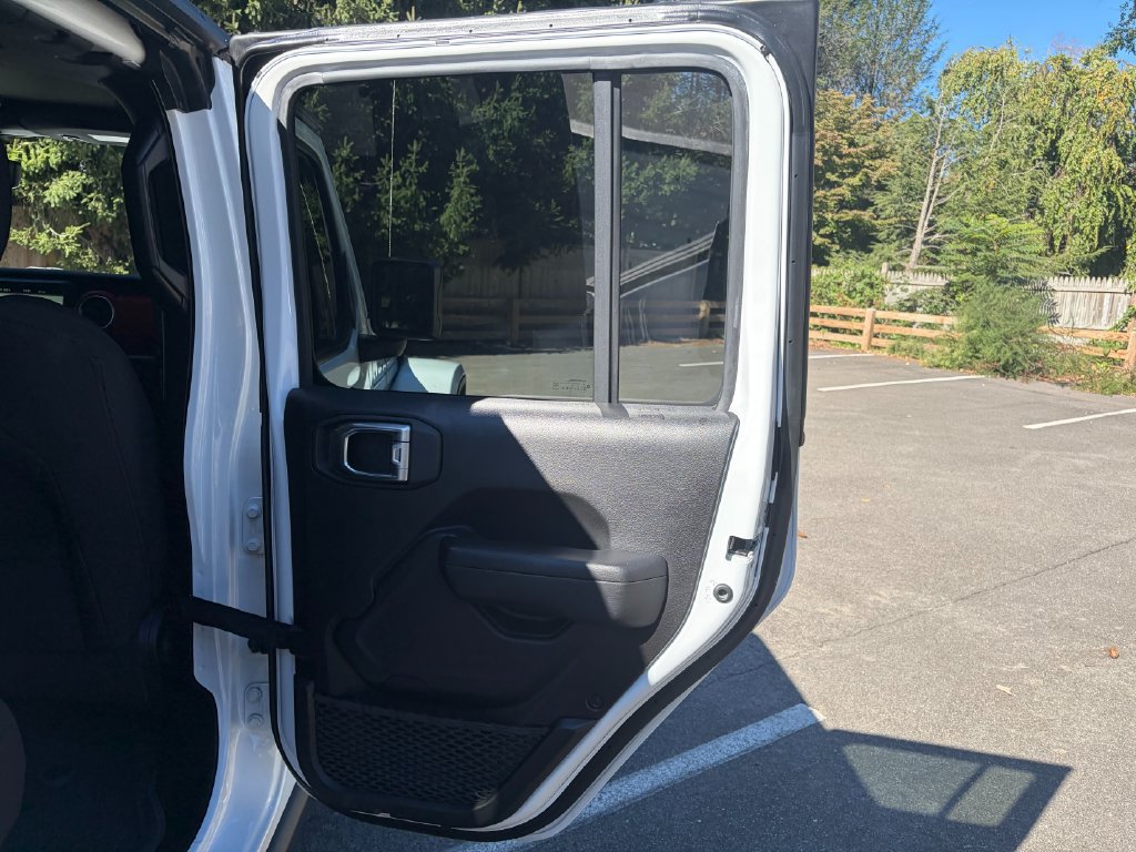 Used 2023 Jeep Gladiator Rubicon w/ LED Lighting Group AWD/4WD image 28