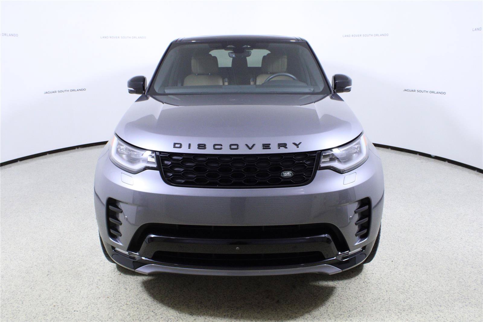 Used 2025 Land Rover Discovery Dynamic SE AWD/4WD image 2