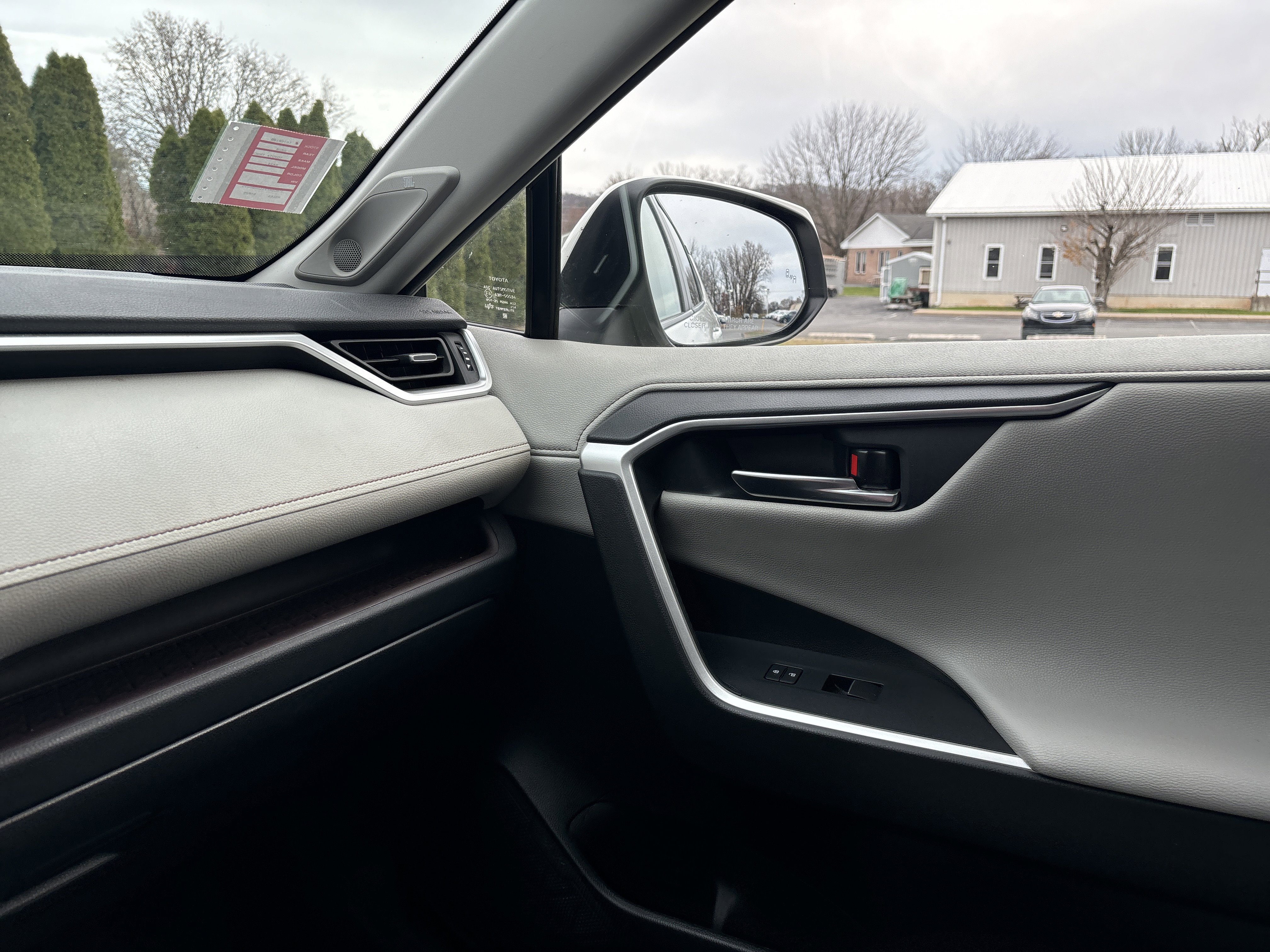 Used 2020 Toyota RAV4 Limited image 23