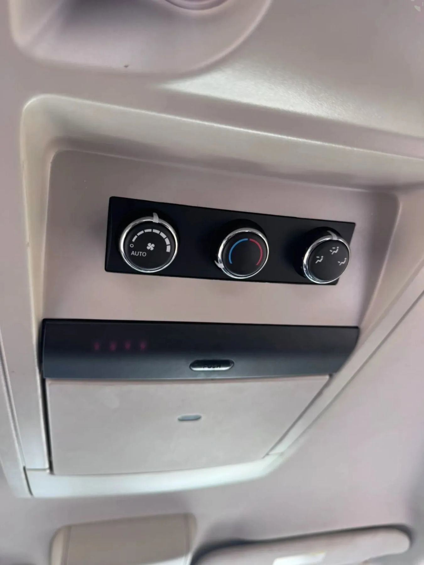 Used 2015 Chrysler Town & Country Limited FWD image 21