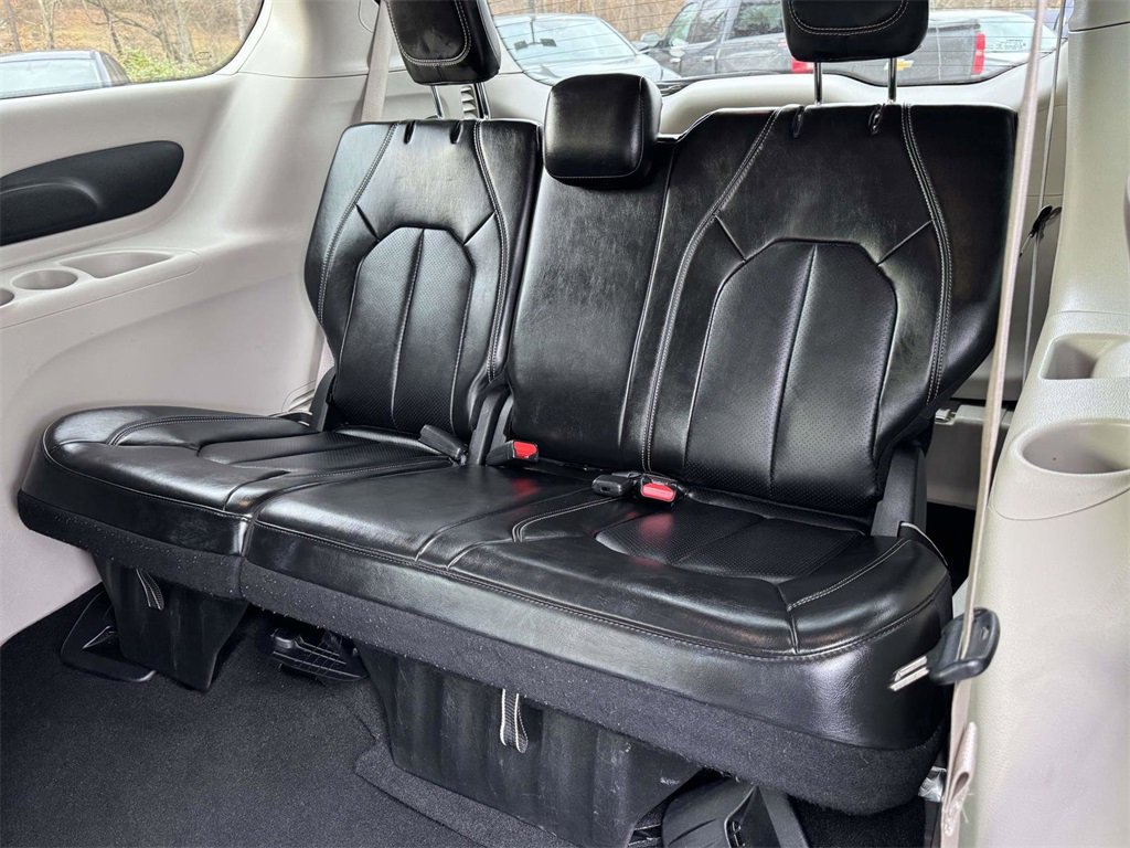 Used 2024 Chrysler Pacifica Touring-L image 17