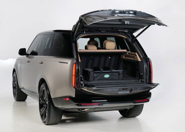 Used 2023 Land Rover Range Rover SE image 28