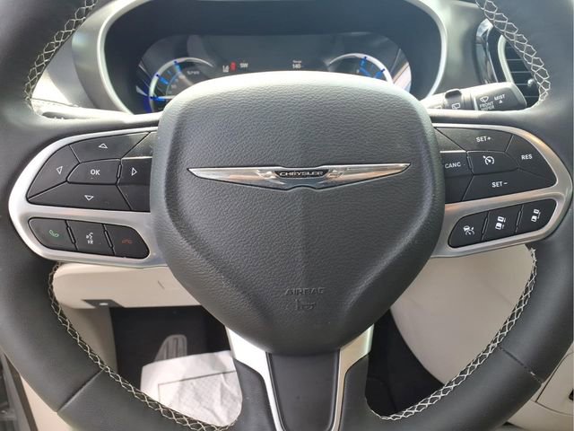 Used 2024 Chrysler Pacifica Select image 12