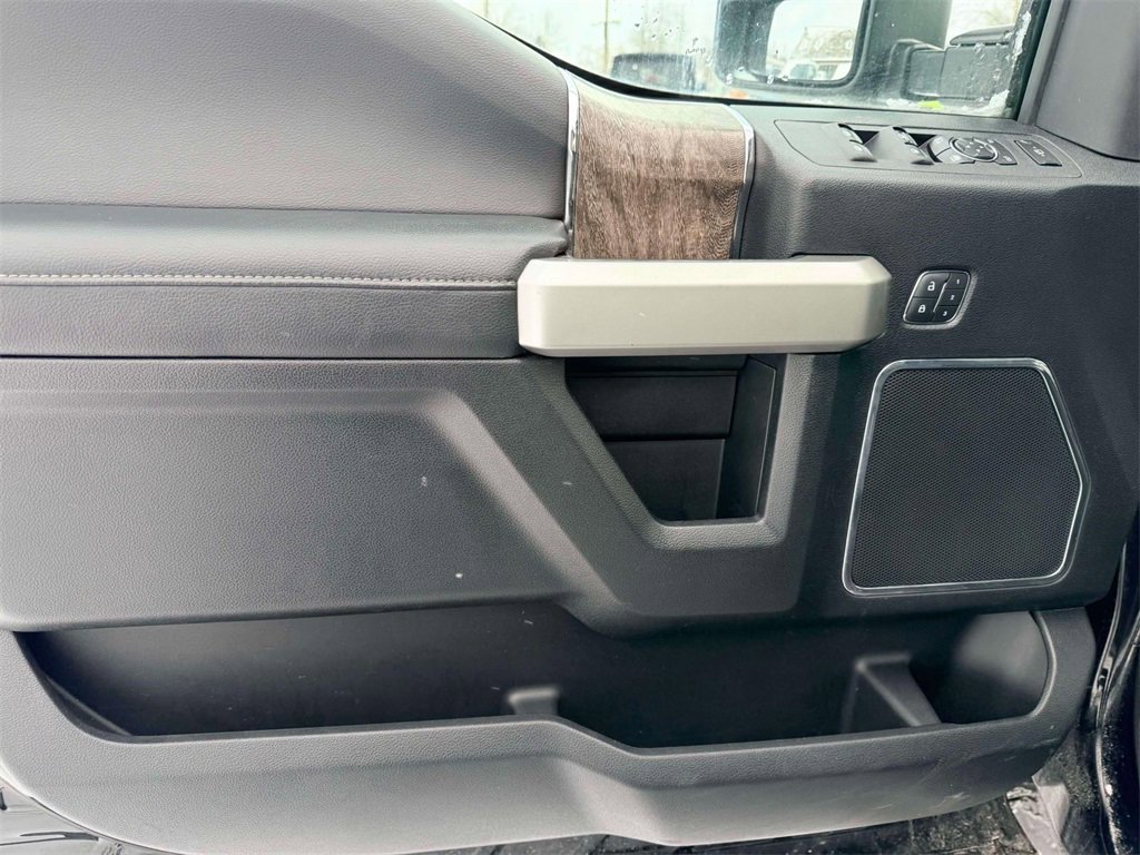 Used 2017 Ford F350 Lariat w/ Chrome Package image 9