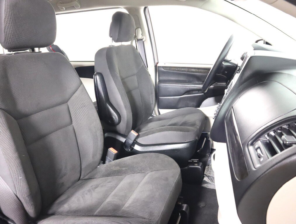 Used 2018 Dodge Grand Caravan SE w/ UConnect Hands-Free Group image 30