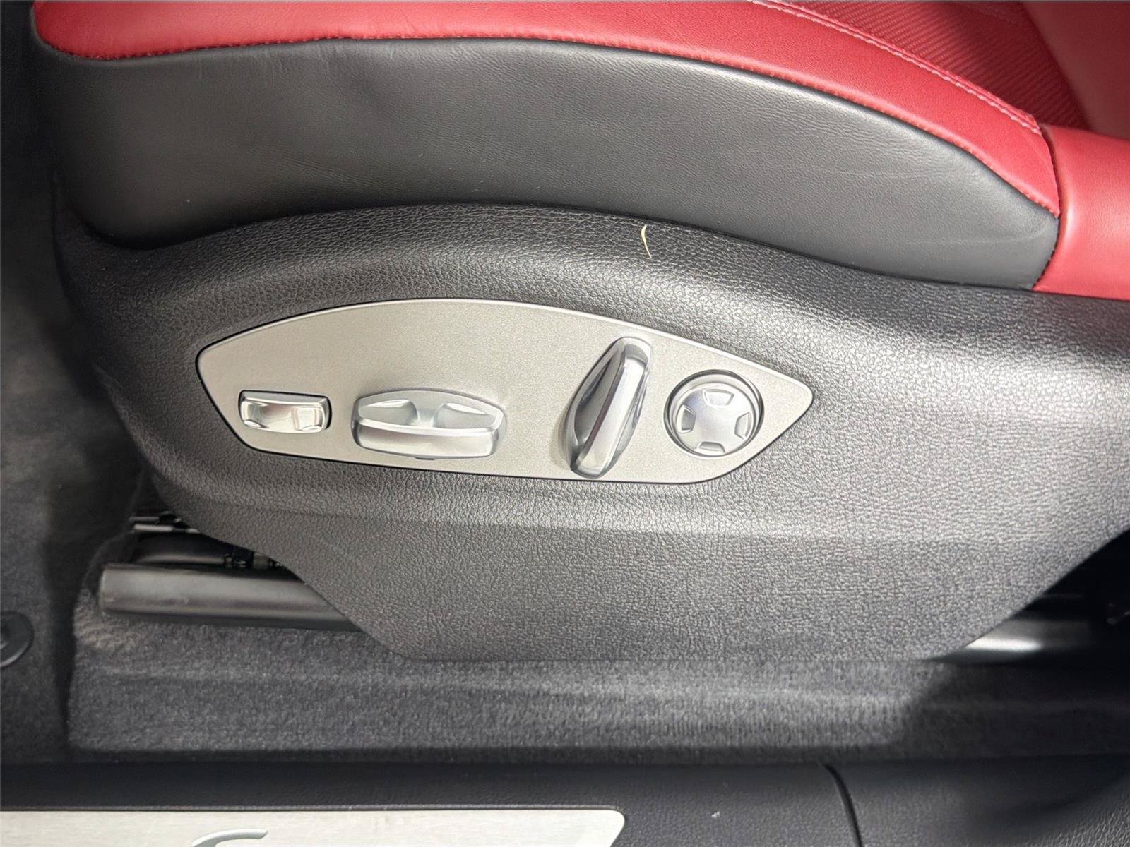 Certified 2025 Porsche Macan S AWD/4WD image 32