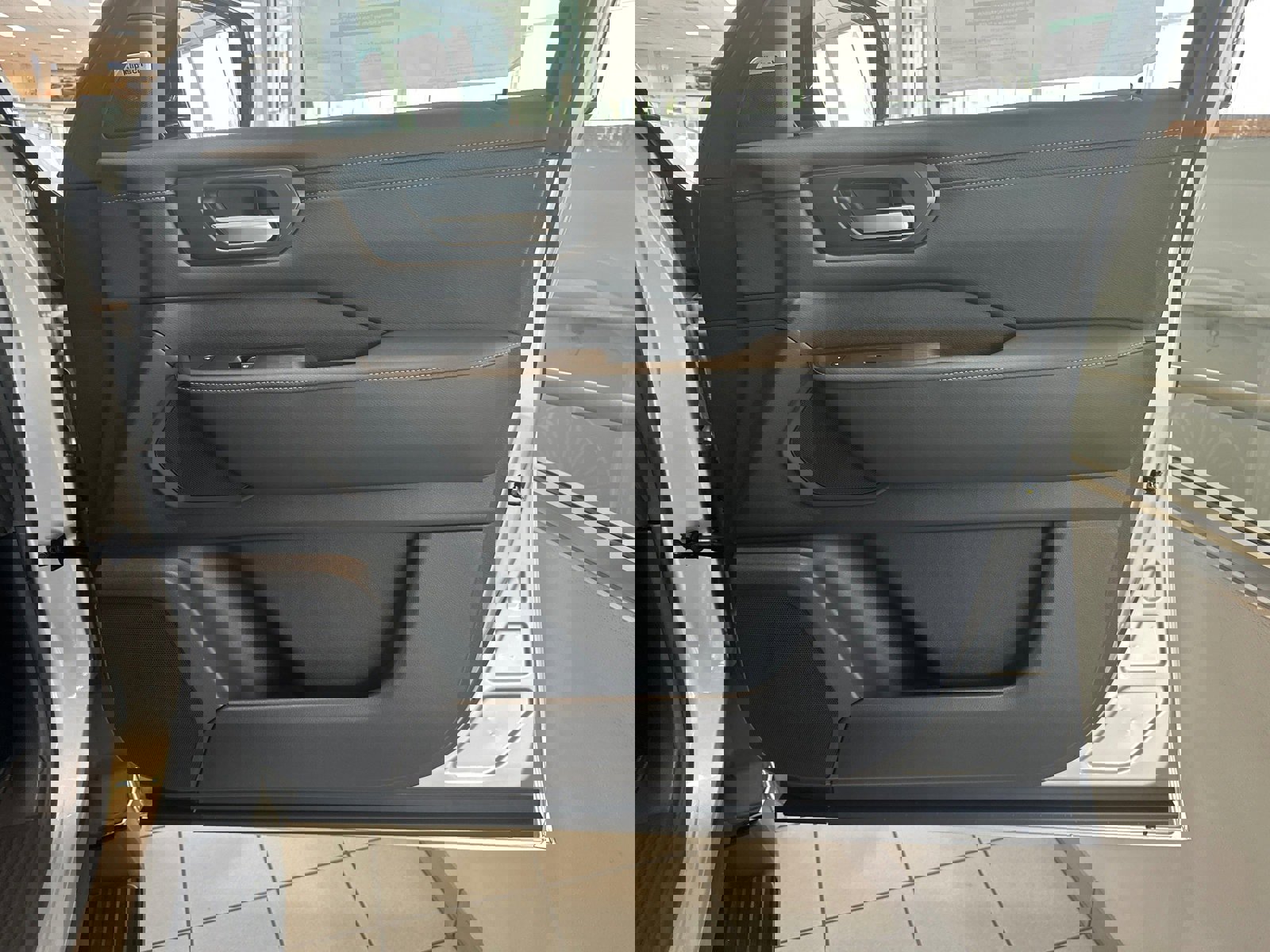 New 2025 Nissan Armada SL w/ Captain's Chari Seat Package image 9