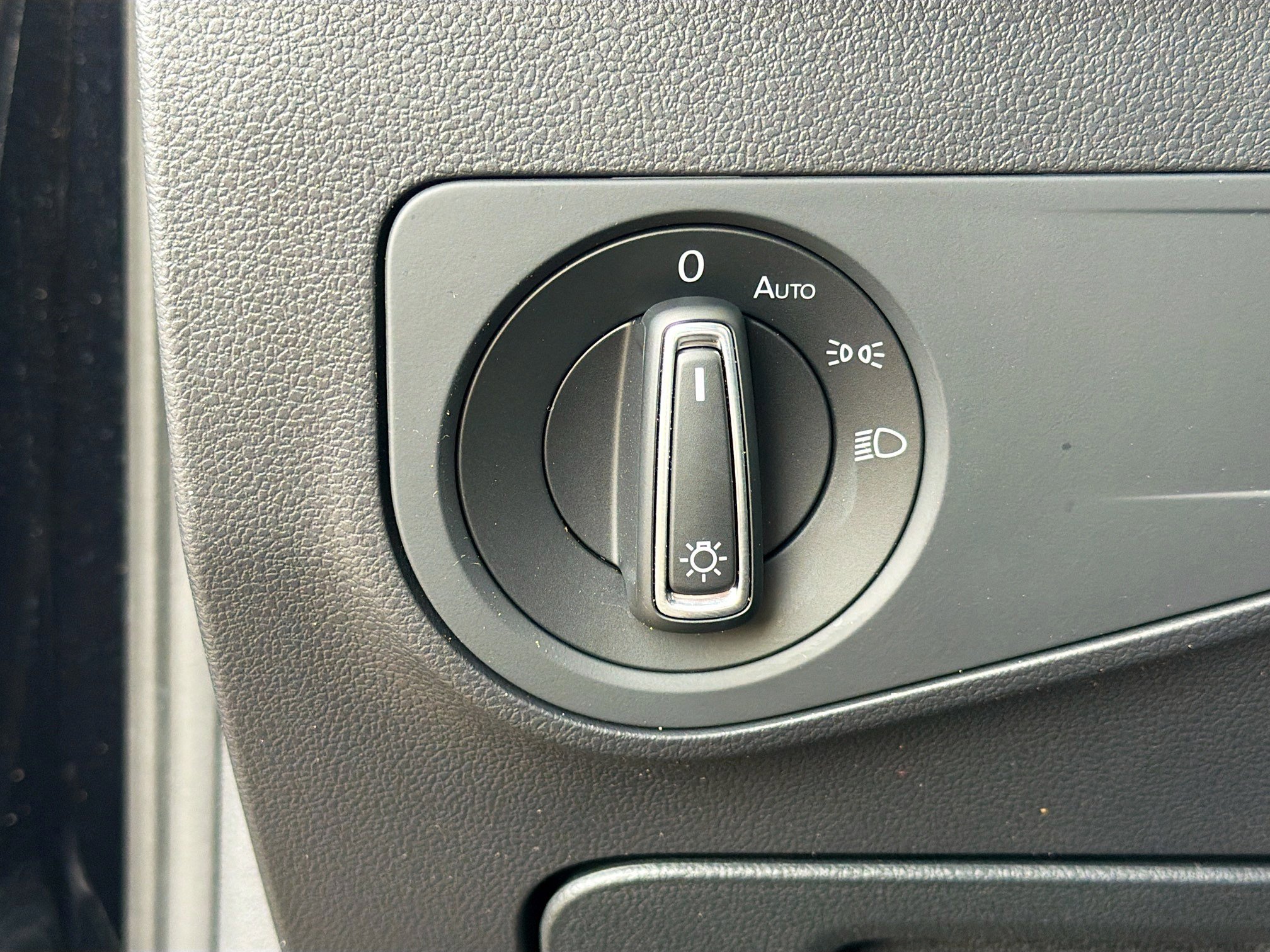 Used 2023 Volkswagen Tiguan SE image 32