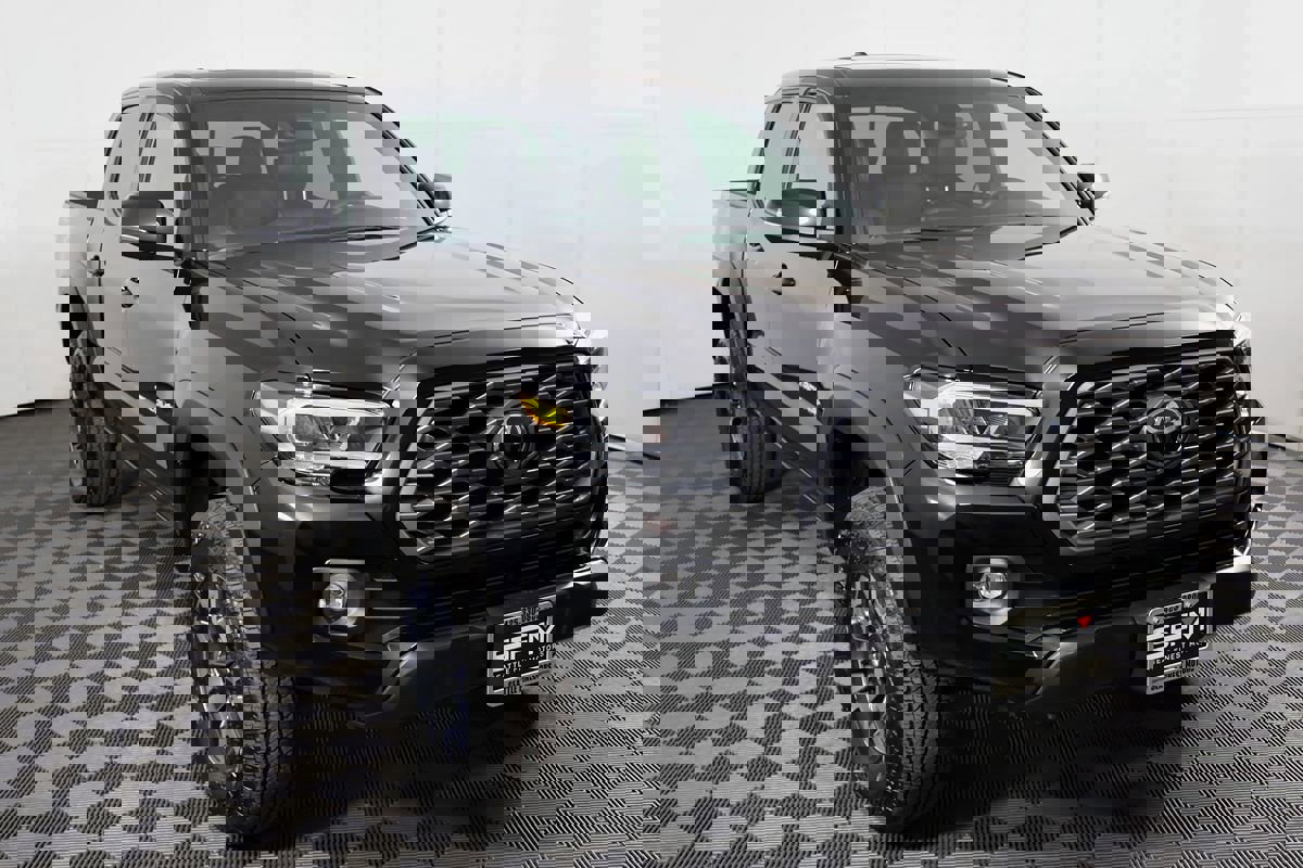 Used 2023 Toyota Tacoma TRD Off-Road w/ TRD Premium Off Road Package image 4