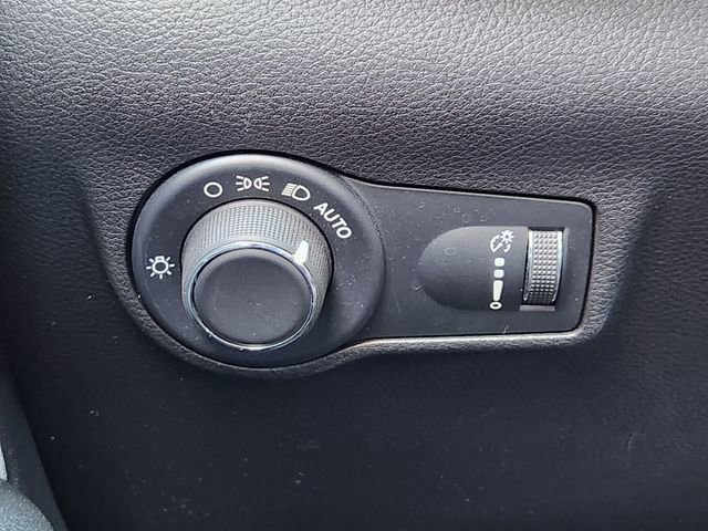 Used 2025 Jeep Compass Sport image 19